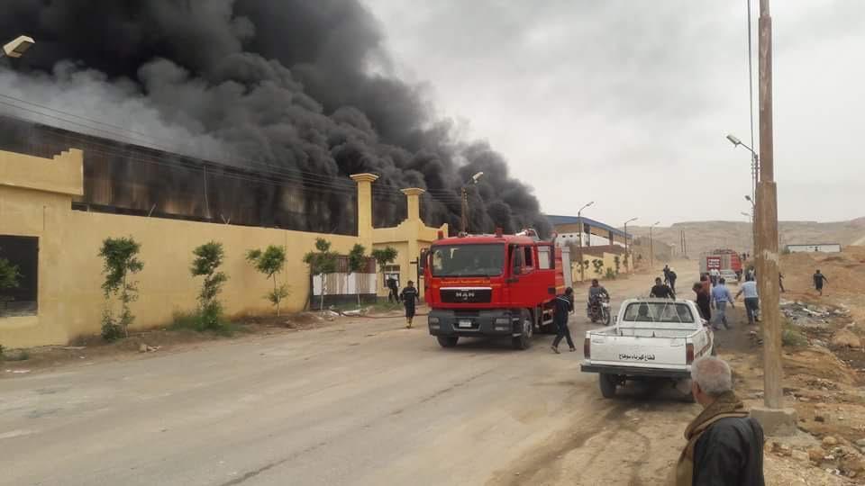 بالصور.. اندلاع حريق هائل بمصنع “الهلال والنجمة” بسوهاج