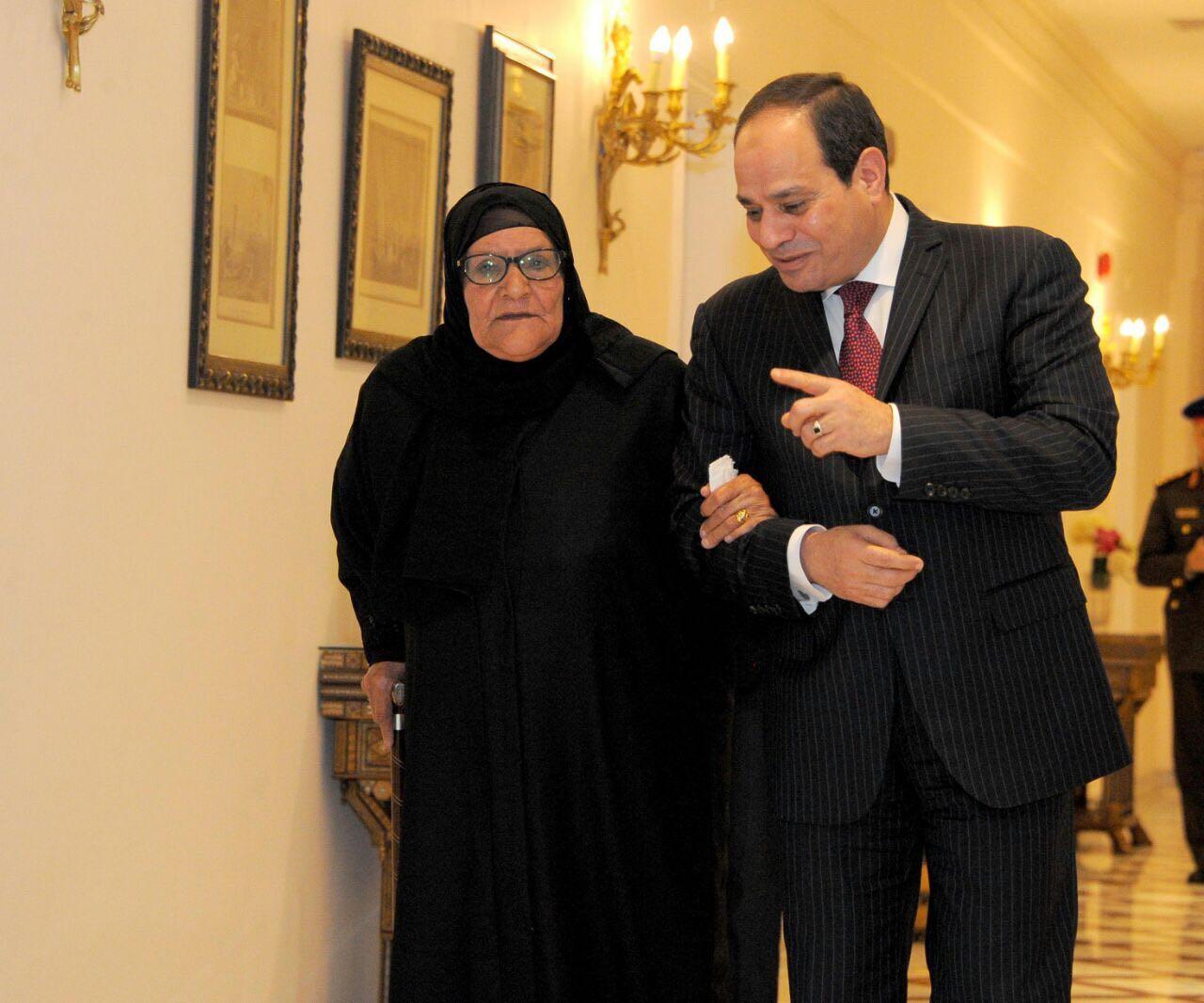 السيسي وستّ ستات.. محطاته لاستجداء “الشعبية” عبر “أكتاف النساء”