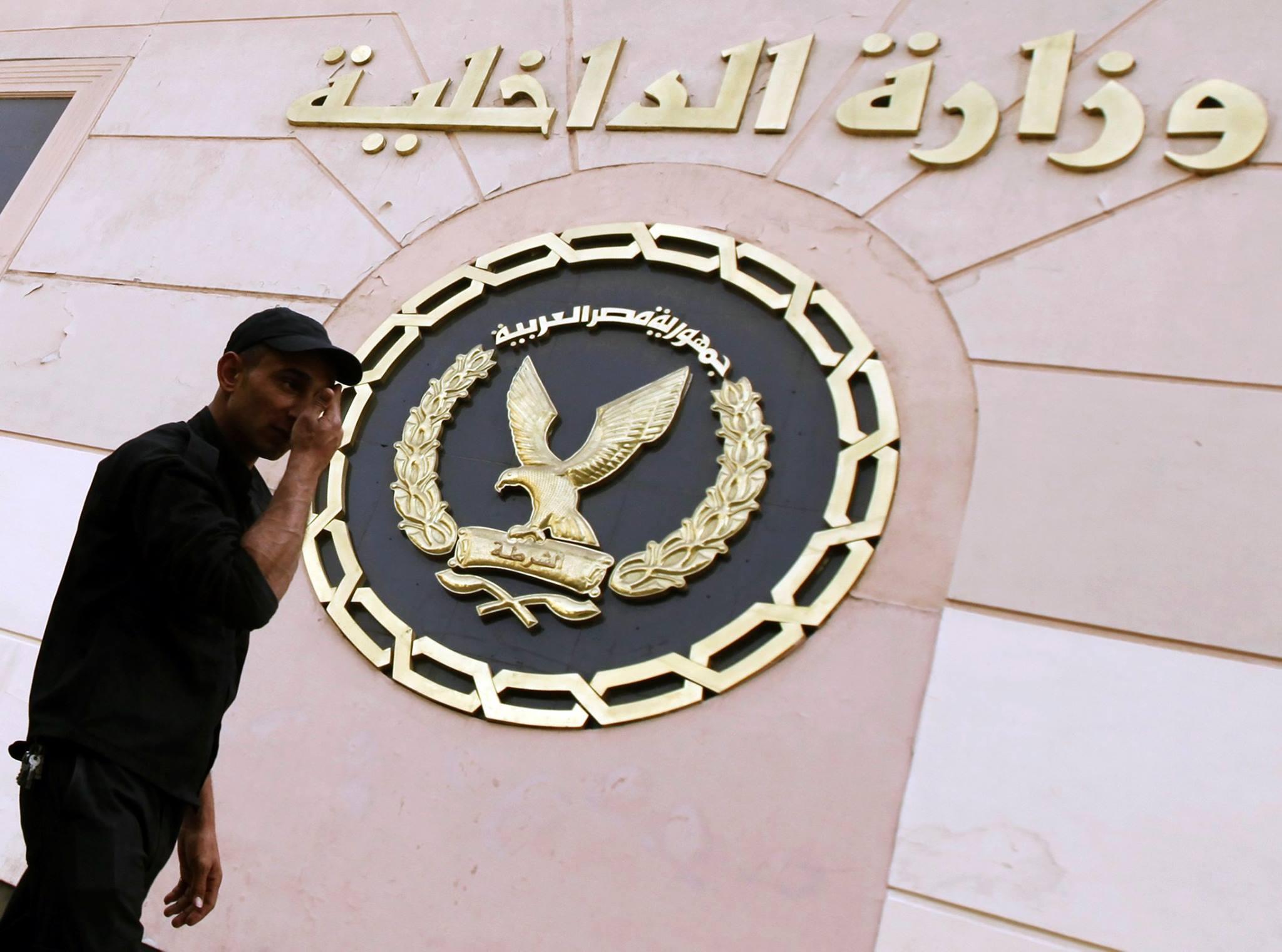 نصاب ينتحل صفة أمين شرطة ويجمع 5 آلاف جنيه في يوم واحد