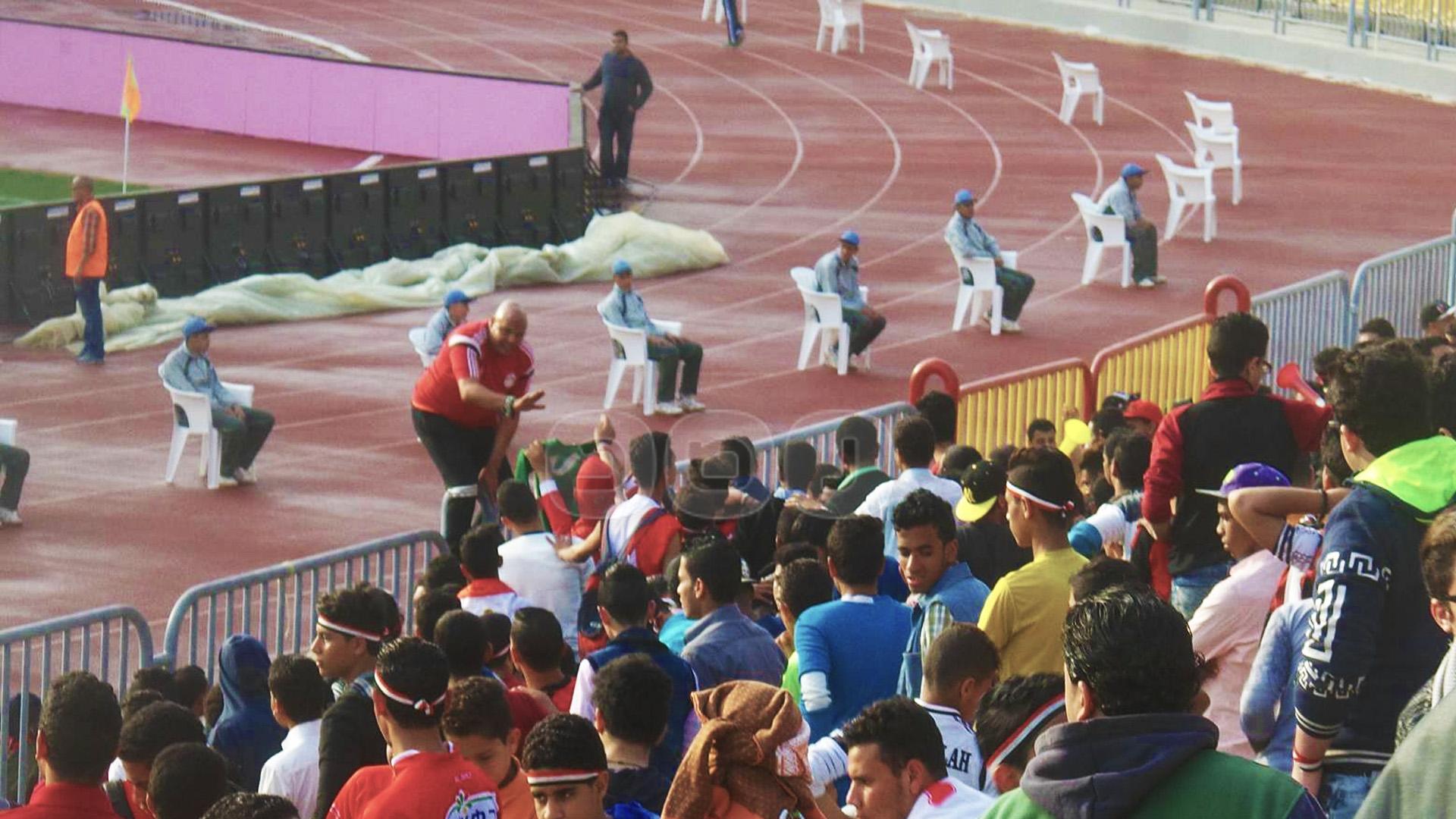 بالصور.. الجماهير تحتشد في “برج العرب” قبل بدء مباراة مصر وتوجو