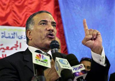 وصول زكريا عبد العزيز لدار القضاء للتحقيق معه