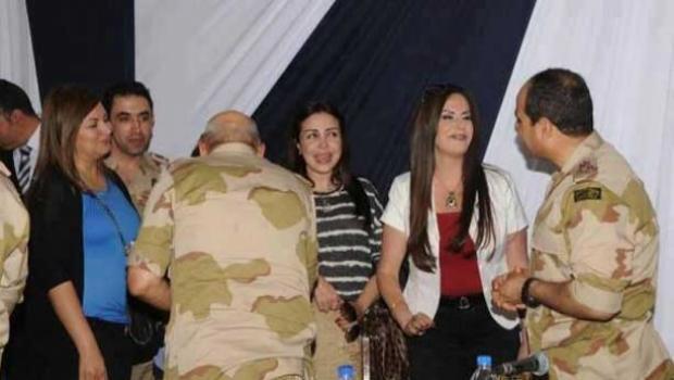 قائد الانقلاب يلتقي رؤساء تحرير الصحف والإعلاميين