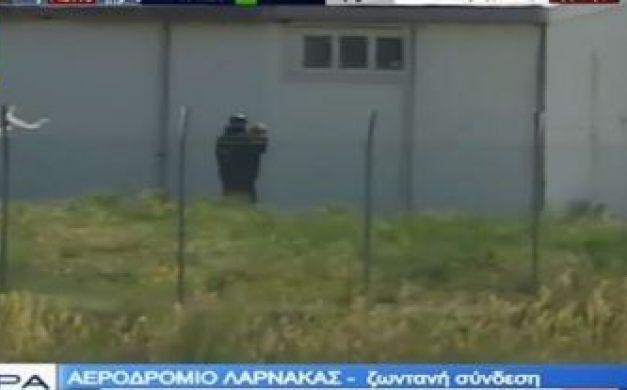 بالفيديو.. شاهد لحظة القبض على خاطف الطائرة المصرية