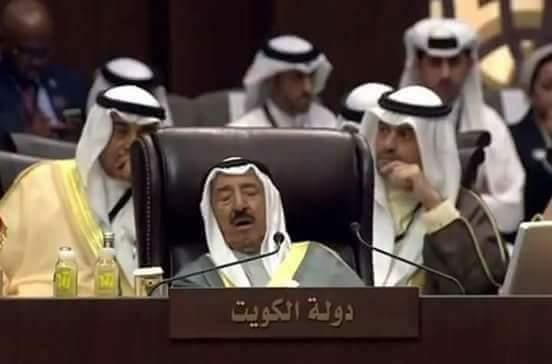 قمة النوم والسقوط.. أمير الكويت نائمًا وسقوط الرئيس اللبناني على الأرض