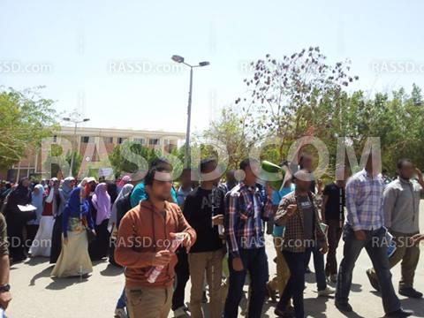 مسيرة طلابية لرفض الانقلاب العسكري بجامعة جنوب الوادي