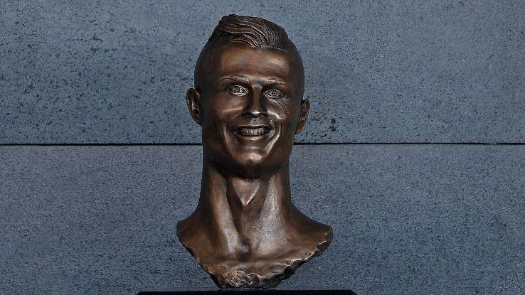 بالصور.. مواقع التواصل تسخر من تمثال اللاعب كريستيانو رونالدو