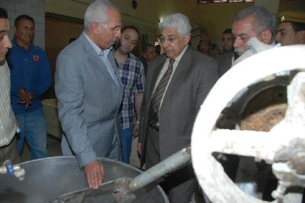 محافظ أسيوط يفتتح مخبزا آليا بالوليدية بعد تطويره.