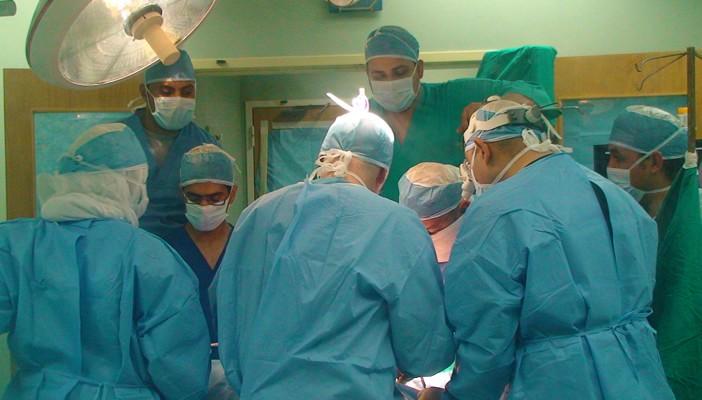 استئصال 13 ورمًا ليفيًا منعت شابة من الإنجاب بأسوان