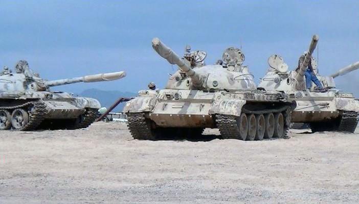 الرئاسة اليمنية: الحوثيون استولوا على 90 دبابة وعشرات المصفحات