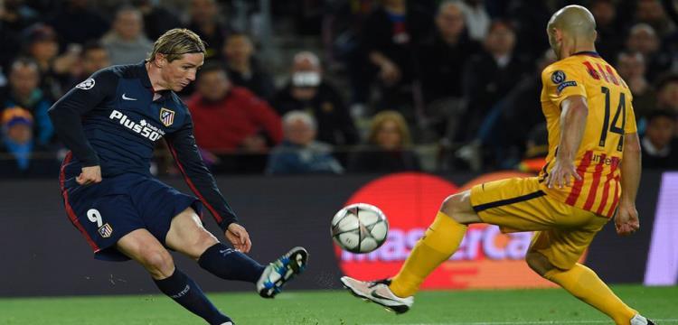 بالفيديو.. توريس يفتتح أول أهداف أتليتيكو في شباك برشلونة قبل طرده