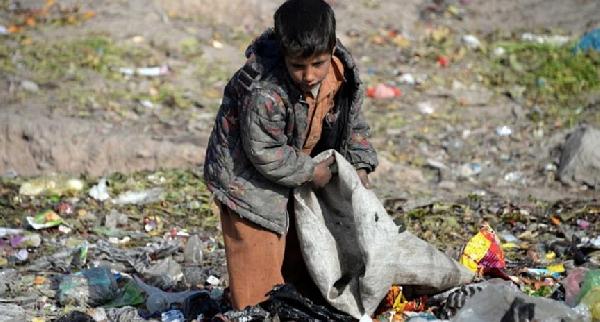 سعودي يتبرع بـ50 ألف ريال لطفل انتشرت صورته داخل حاوية قمامة