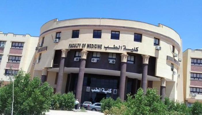 خريجو الطب يتهمون رئيس جامعة جنوب الوادي بالتعسف في فصلهم