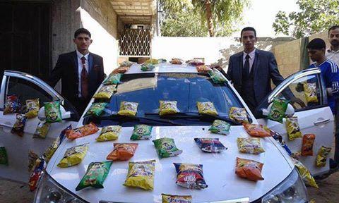 بالصور.. عريس فلسطيني يزين سيارته بأكياس “الشيسسي”