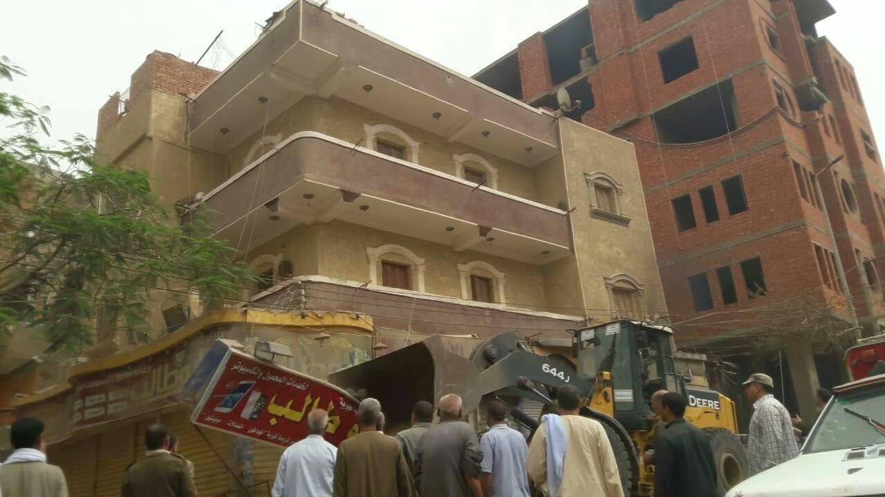 بالصور.. قوات الأمن تزيل محلات تجارية بالفيوم وتعتقل بعض أصحابها