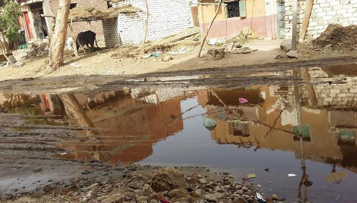 بالصور.. قرية الإعلام بالفيوم في شلل تام بعد انفجار ماسورة صرف