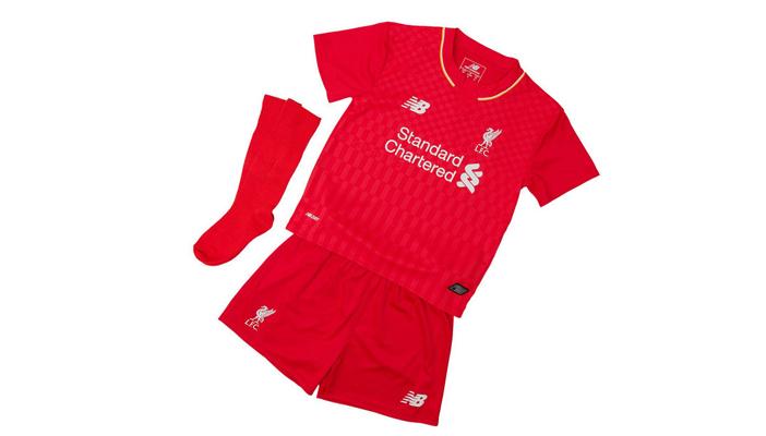 بالصور.. ليفربول يكشف عن شكل قميصه الجديد