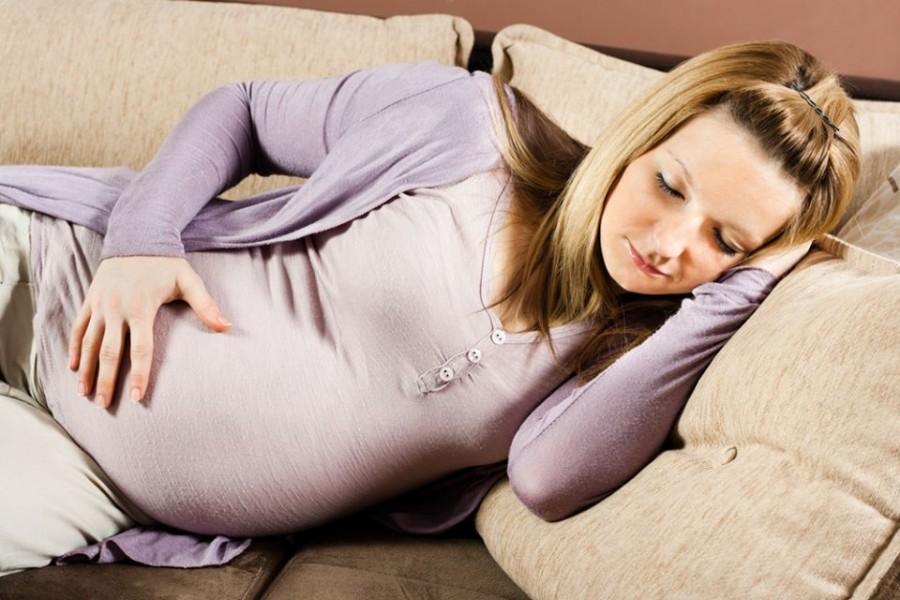 أشهرها استخدام الوسائد.. 12 نصيحة لنوم مريح للحامل