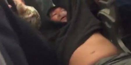 إجبار راكب على مغادرة رحلة طيران يثير غضبا على الشبكات الاجتماعية