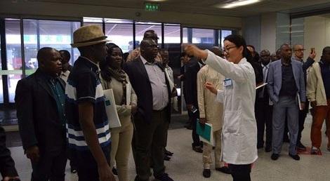 مستشفى صيني يستعين بعازف بيانو للتخفيف عن المرضى