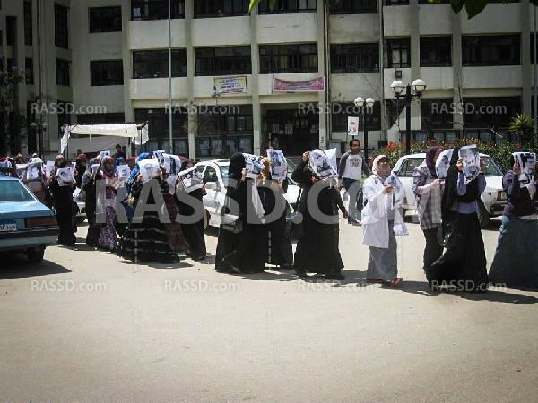 تظاهرة لطلاب صيدلة المنصورة منددة بفصل زملائهم