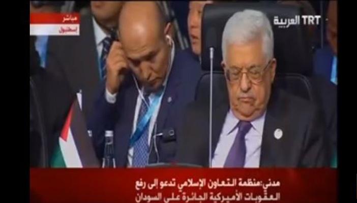 بالفيديو.. أبو مازن نائمًا خلال القمة الإسلامية