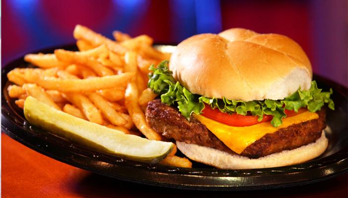 احذر.. 5 أطعمة تسبب التهابات داخلية في الجسم