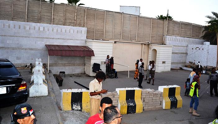 استسلام 20 حوثيًا تحصنوا في قنصلية روسيا بعدن جنوبي اليمن