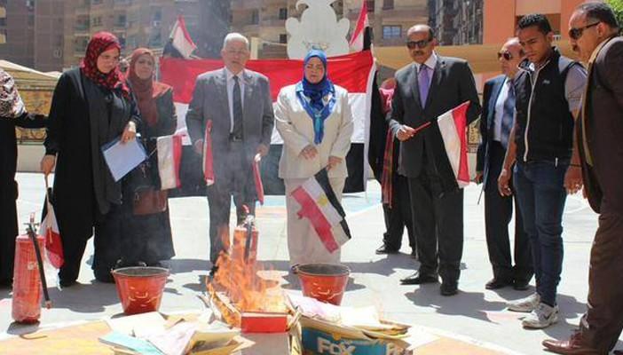 التربية والتعليم تتبرأ من حرق الكتب.. وبثينة كشك تكذب الوزير