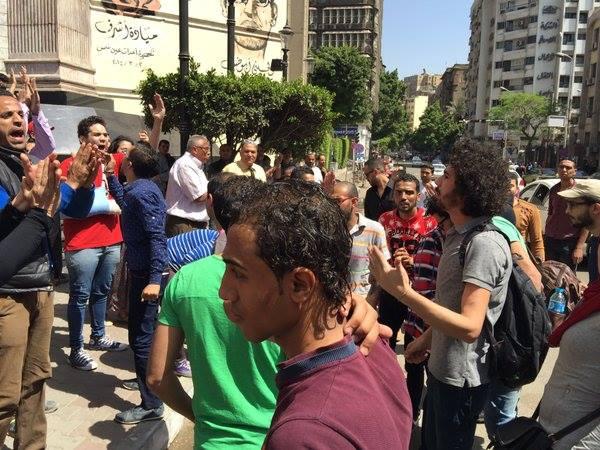 بالصور.. بلطجية يعتدون على تظاهرة أمام نقابة الصحفيين في “جمعة الأرض”
