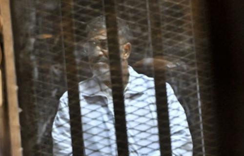مرسي لرئيس المحكمة: “انت بتجسس عليا؟”