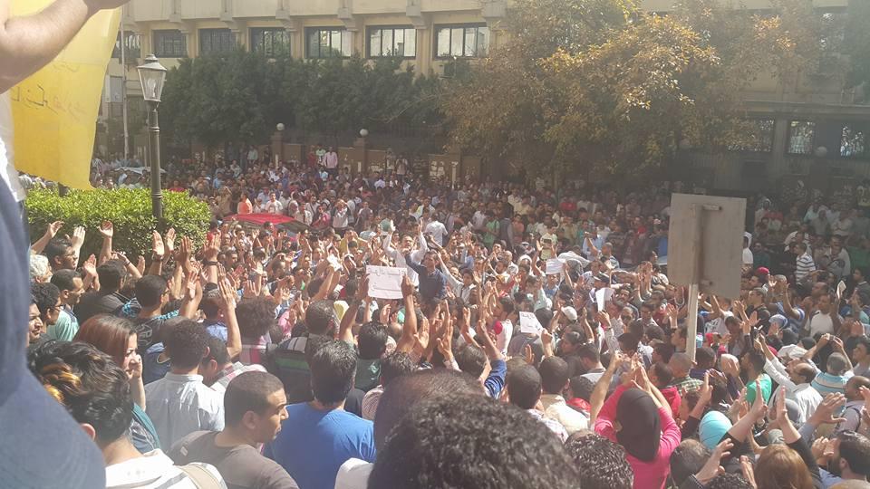 بالفيديو والصور.. ارتفاع أعداد المتظاهرين أمام نقابة الصحفيين