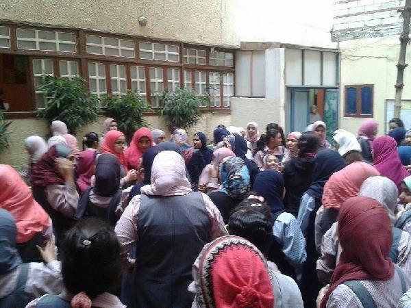 طالبات”الجيل المسلم”بطنطا يتظاهرن للمحافظة على هوية مدرستهن