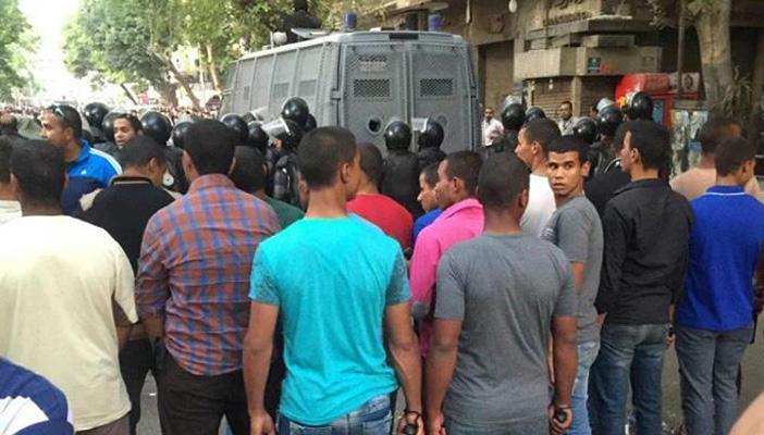 بلطجية خلف قوات الأمن المحاصرة للمتظاهرين في “جمعة الأرض والعرض”