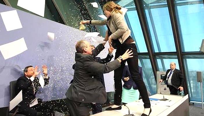 بالفيديو.. فتاة يسارية تهاجم رئيس البنك الأوروبي