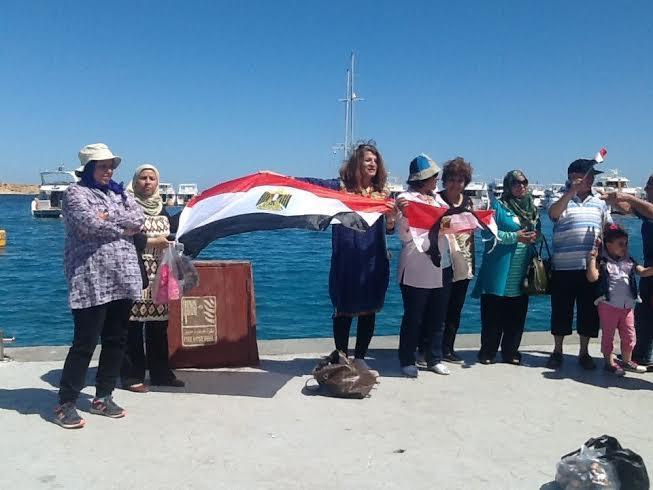 وفد صحفي يرفع علم مصر على حدود جزيرة تيران