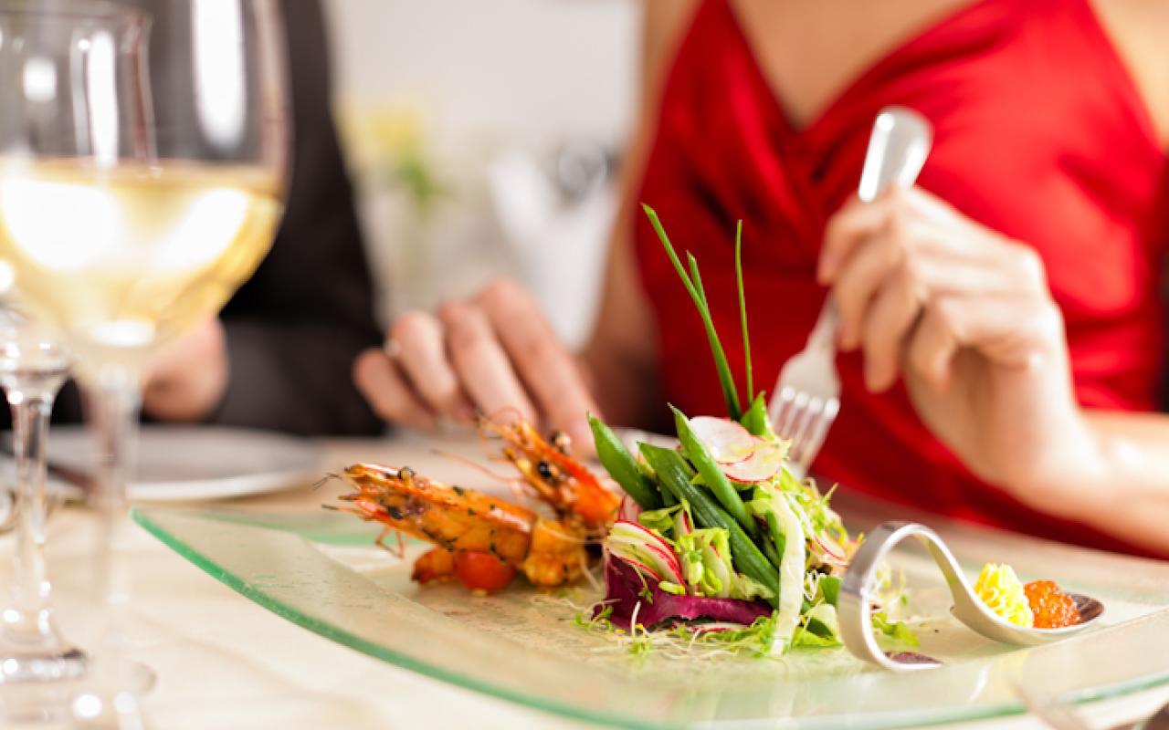 6 نصائح للحفاظ على صحتك أثناء تناول الطعام بالمطاعم