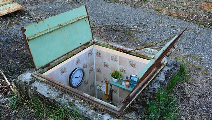 فنان إيطالي يحول بلاعات الصرف في ميلان إلى غرف معيشية