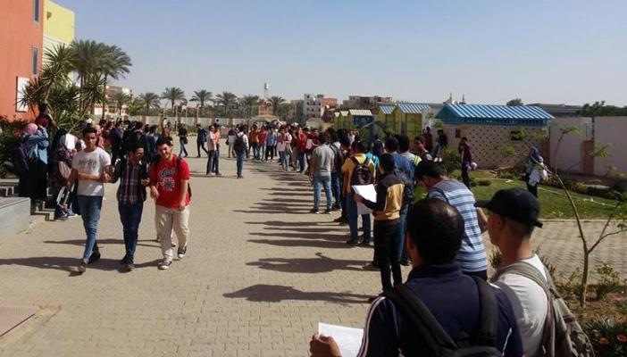 بالصور.. احتجاجات بالمعهد التكنولوجي رفضا للتنازل عن تيران وصنافير