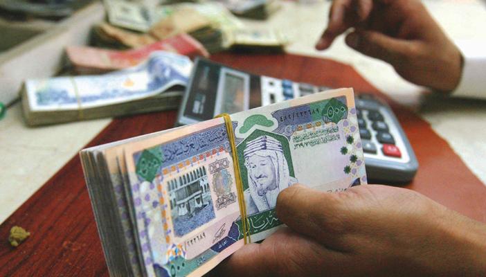 موسم العمرة يرفع الريال السعودي لـ3.50 جنيه في السوق السوداء