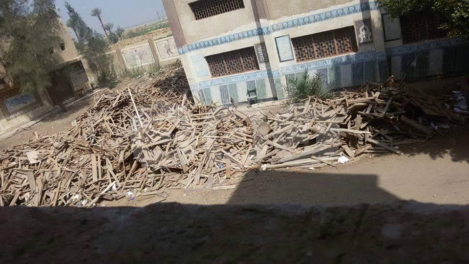 طلاب مدارس إبشواي الفيوم يشكون من عدم وجود مقاعد بالفصول