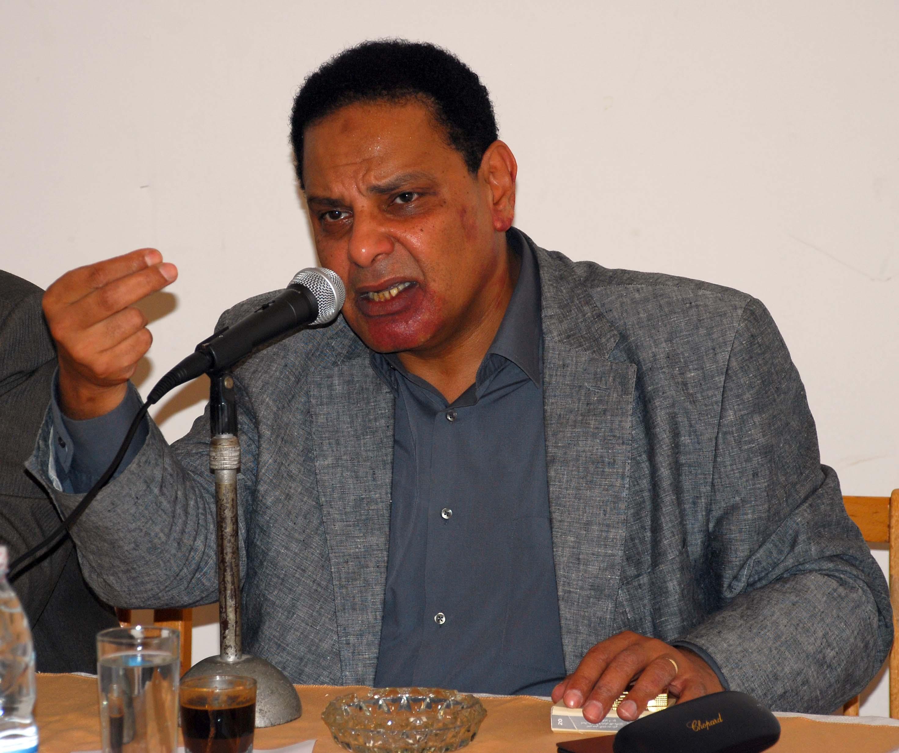 الأسواني: السيسي يتحدث عن حقوق الإنسان و”الشامخ” يجدد حبس المتظاهرين