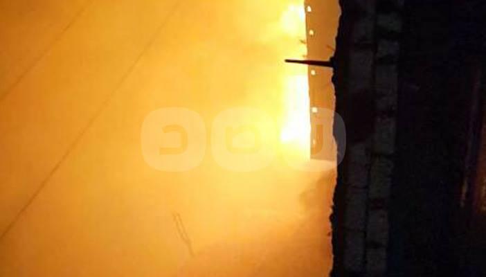 بالصور.. حريق ضخم لأكثر من 12 منزلا خلف مستشفى سنورس بالفيوم