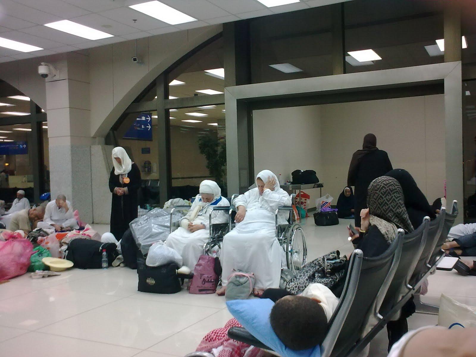 بتهمة”التعاون مع الصحافة”.. القبض على موظف التقط صورا لتكدس المعتمرين