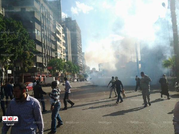 قوات الأمن تلقي القنابل المسيلة للدموع علي متظاهري التحرير