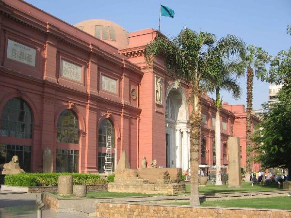 بعد اشتباكات أمس..وزير الآثار: المتحف المصري آمن تمامًا