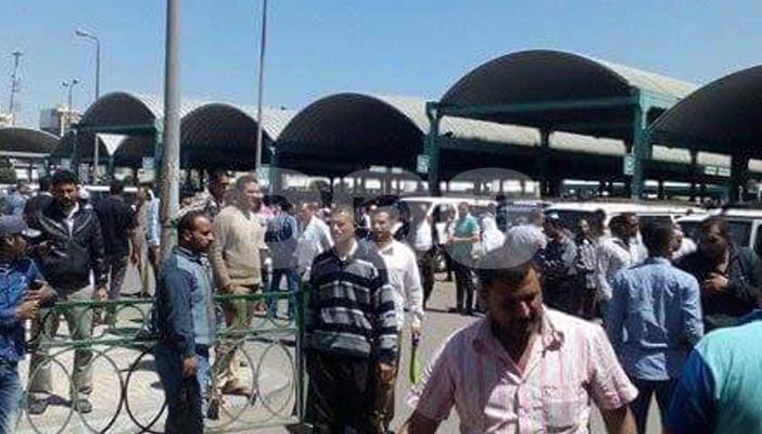 سائقو “دمنهور” يضربون عن العمل احتجاجا على عمل السيارات المخالفة