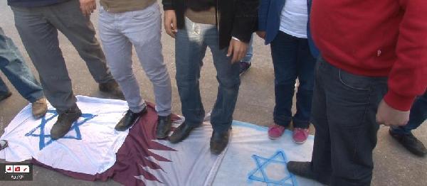 متظاهرون يدوسون علمى قطر وإسرائيل أمام سفارة قطر