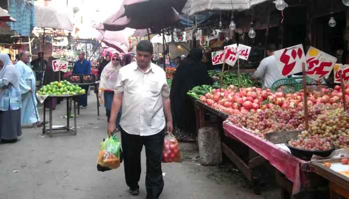 استقرار أسعار الخضراوات والأسماك وارتفاع الفاكهة بسوق العبور