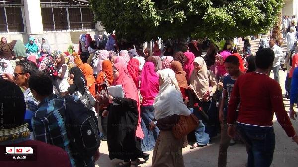 بني سويف .. طلاب علوم يحتجون على برنامج التعليم المفتوح