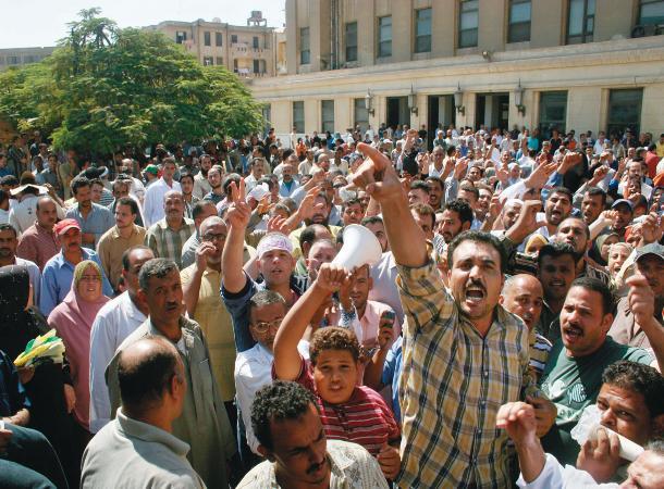 وقفة احتجاجية للعامين بشركة طنطا للكتان